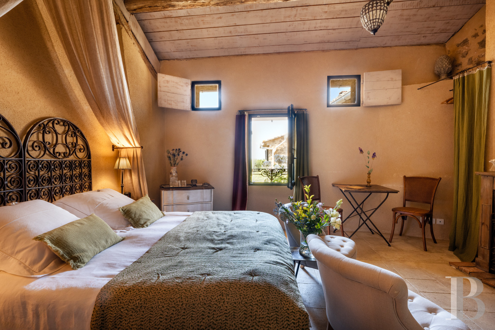 Dans le Vaucluse, aux environs de Beaumes-de-Venise,  une ancienne ferme du 18e siècle bordée de vignes - photo  n°14